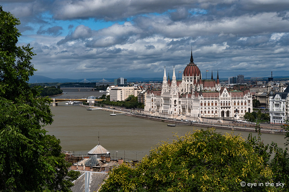 Blick vom Burgberg auf Donau und Parlament