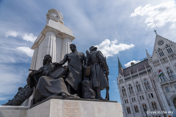 Parlament mit István Tisza-Denkmal