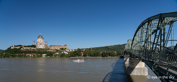 Esztergom - Blick auf Dom und Maria-Valeria-Brücke von Štúrovo aus