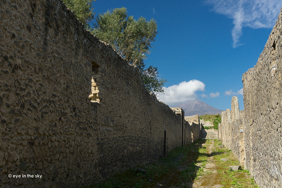 Pompeji - Straße mit Blick auf den Vesuv