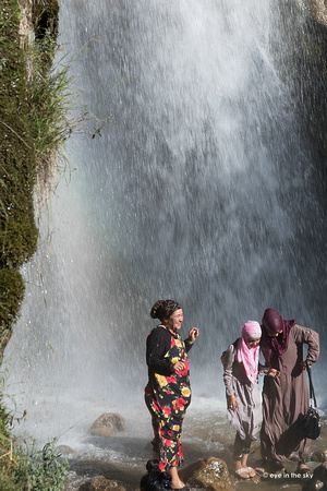 Badespaß in voller Montur am Wasserfall in Arslanbob